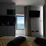 Henrique - Beachfront At Appartement Calheta (Madeira)